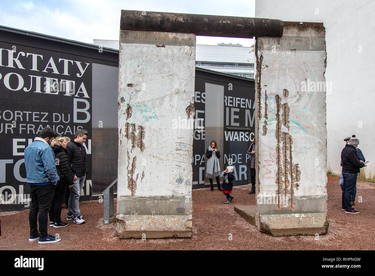 Železná opona - Berlínská zeď a Check Point Charlie, Berlín, Německo / Iron  Curtain - The Berlin Wall and Check Point Charlie, Berlin, Germany Stock  Photo - Alamy
