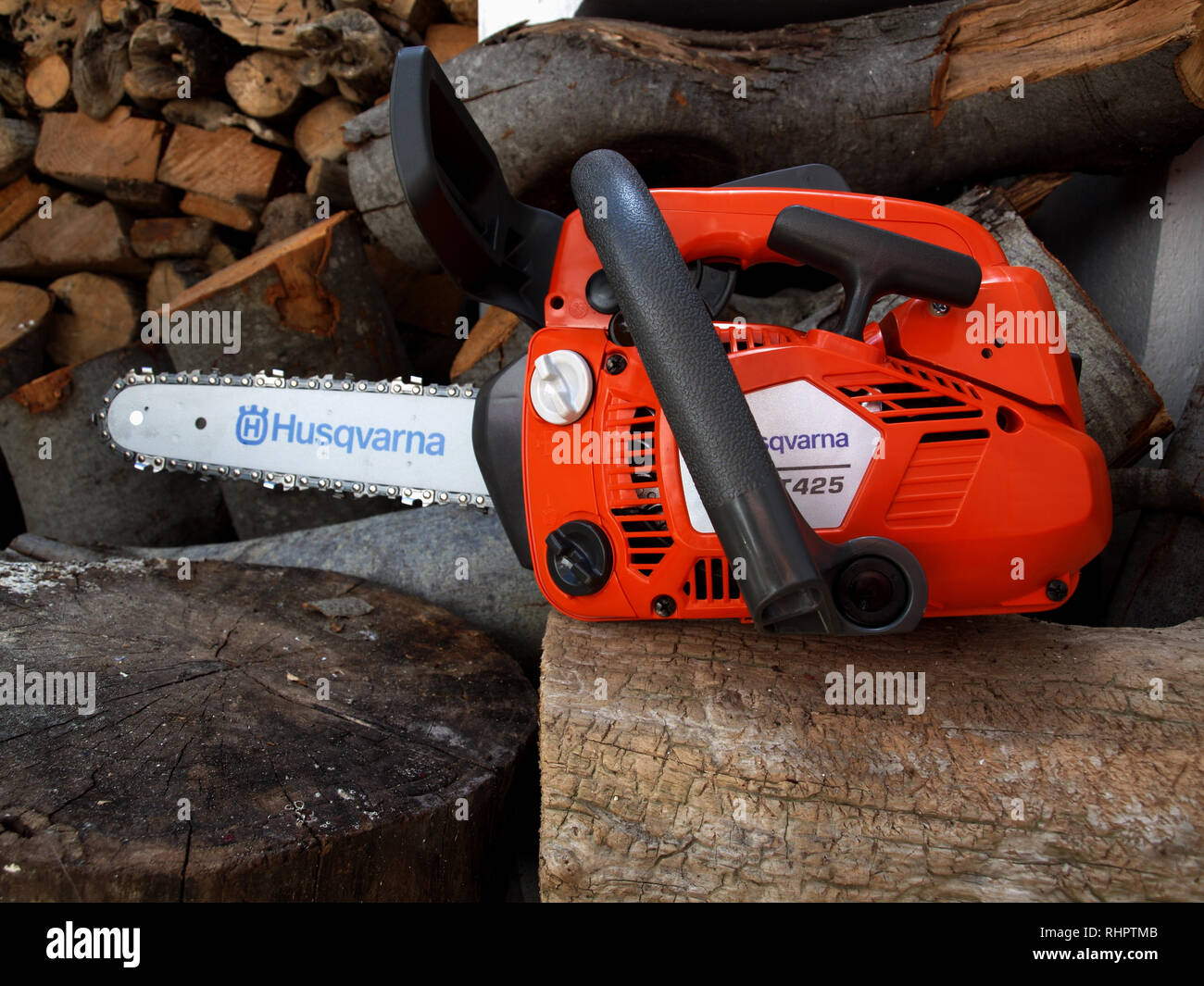 Guerrero Desmantelar estoy feliz Brand new Husqvarna T425 Chain Saw on woodpile ready fro use Stock Photo -  Alamy