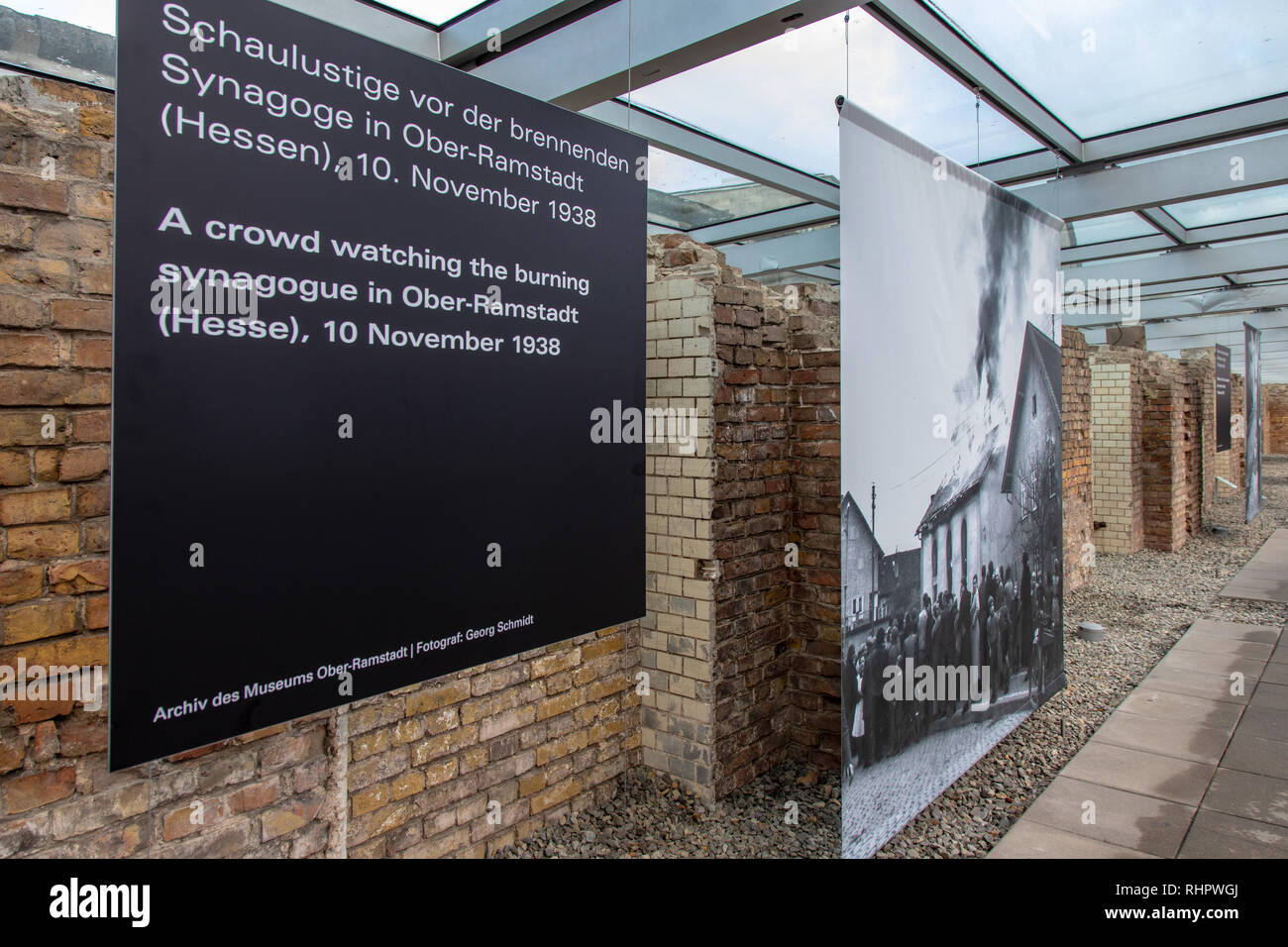 Železná opona - Berlínská zeď a Muzeum Topografie teroru, Berlín, Německo /  Iron Curtain - The Berlin Wall, Topography of Terror museum and Check Poin  Stock Photo - Alamy