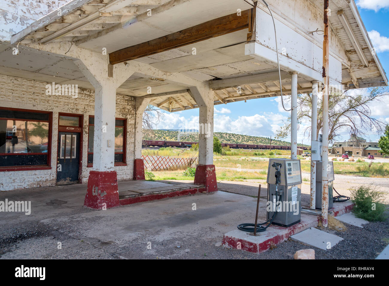 Abandoned gas station at route 66 hires stock photography and images