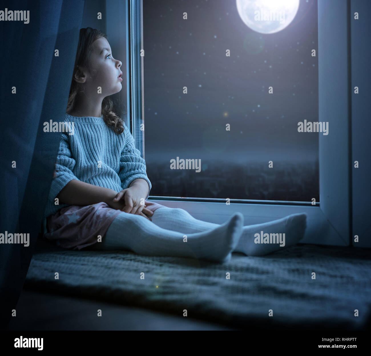 Child looking at night sky hi-res stock photography and images - Alamy