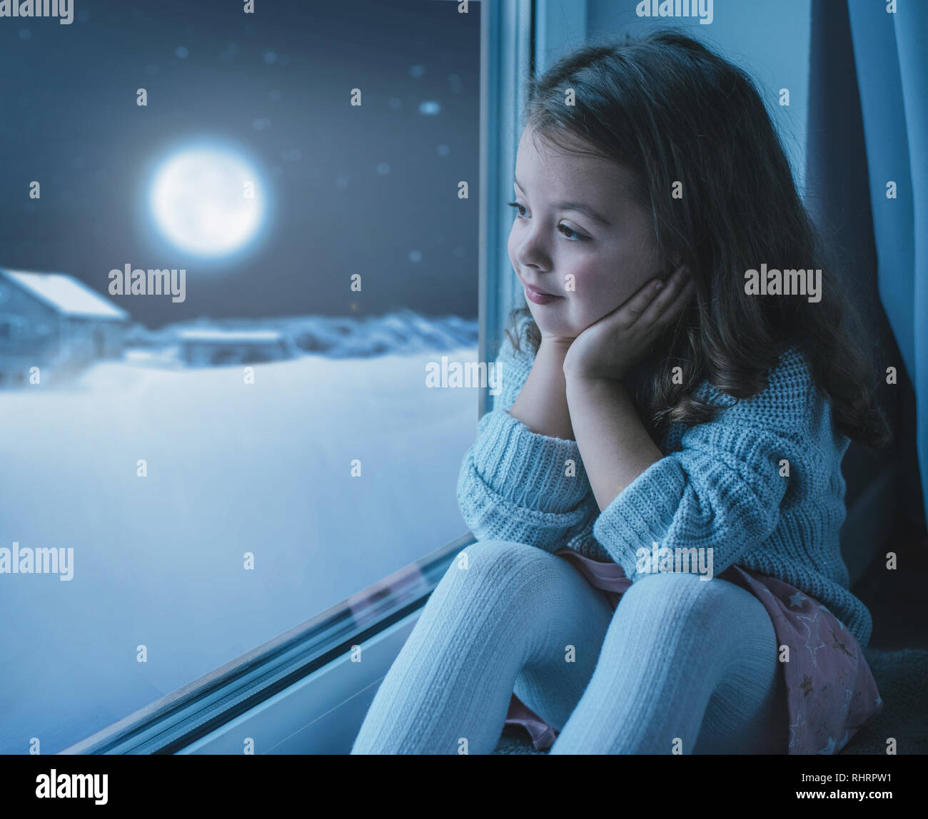 Cute, little girl looking at the moon the winter sky Stock Photo - Alamy