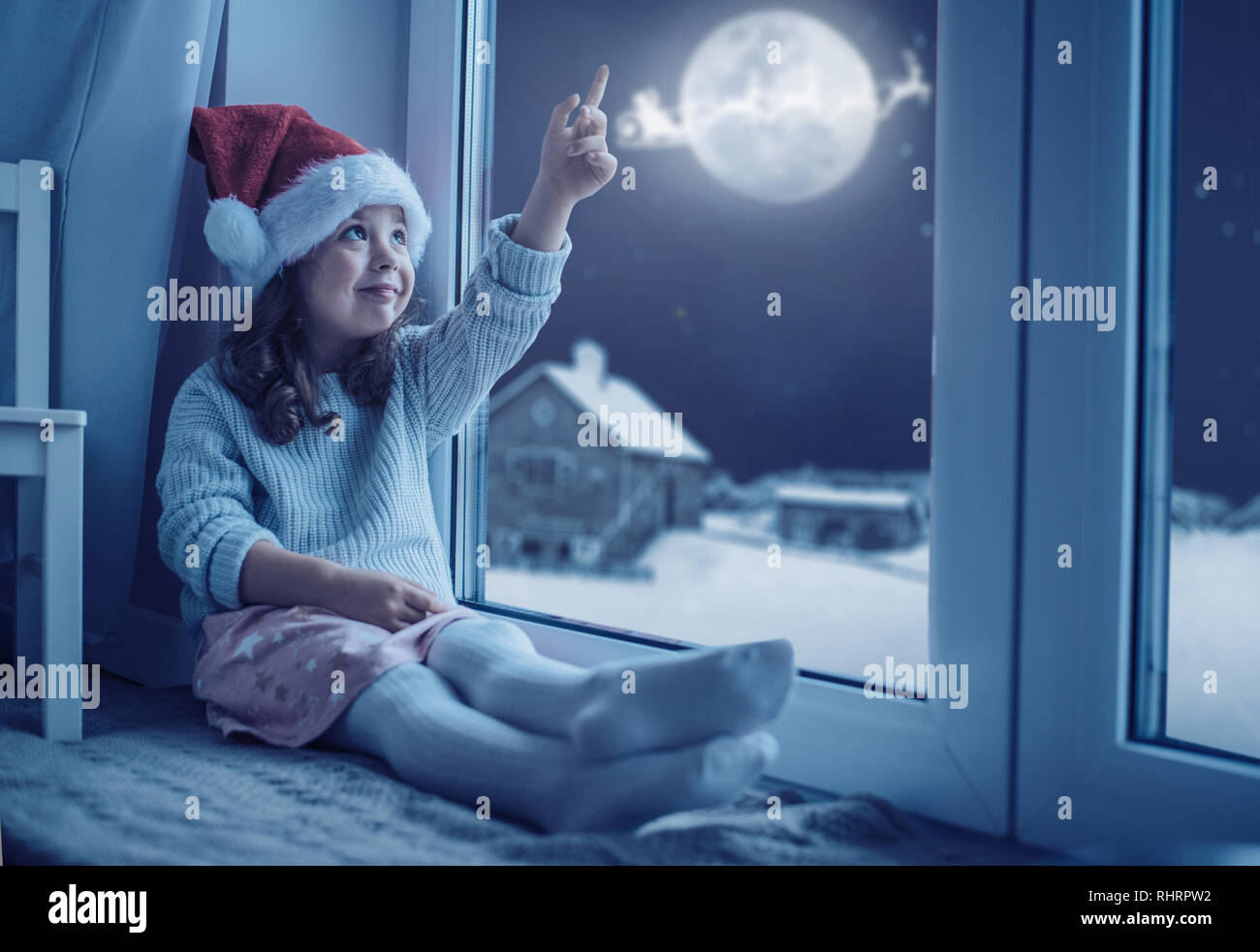 Cute, little girl looking at the moon the winter sky Stock Photo - Alamy