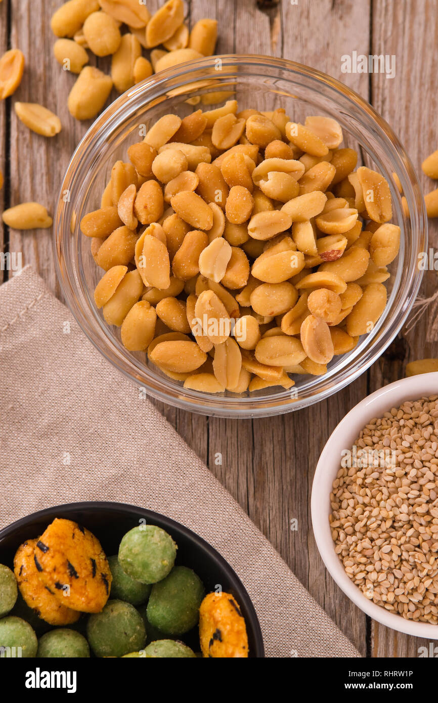 Wasabi coated peanuts Stock Photo Alamy