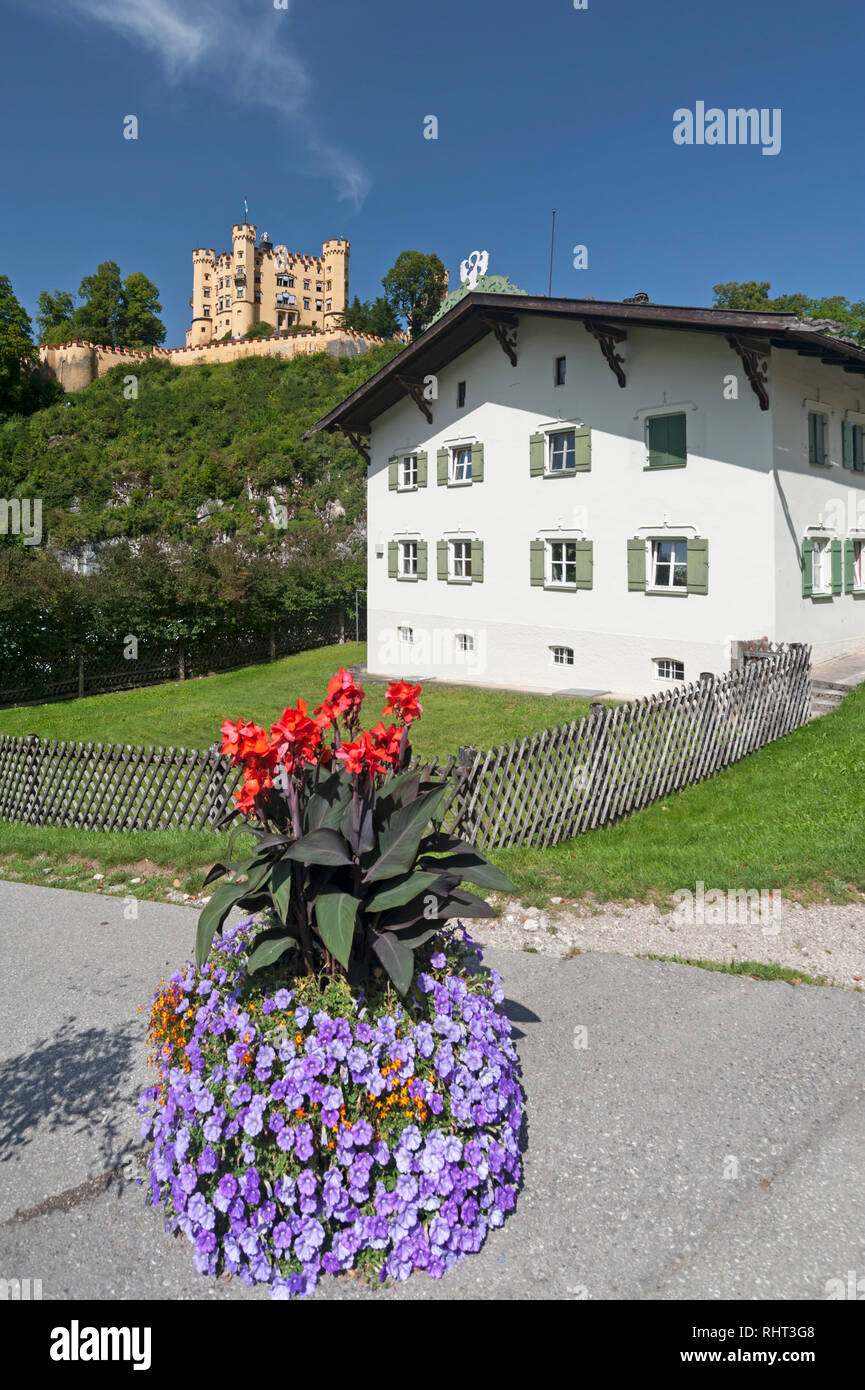 Typical Allgäu house and Hohenschwangau castle in the background Stock Photo