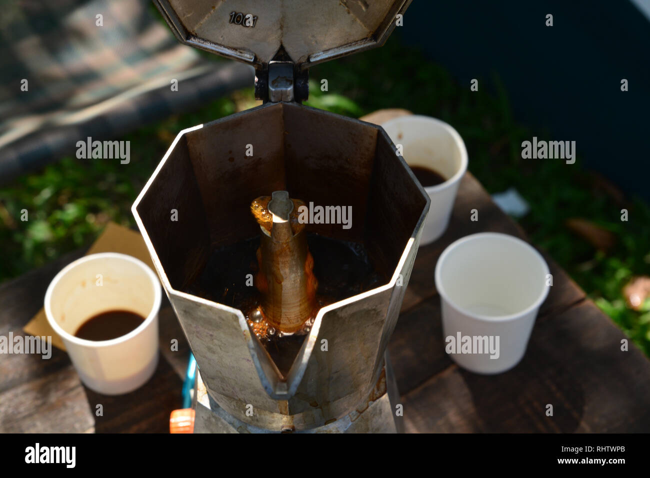 https://c8.alamy.com/comp/RHTWPB/boiling-coffee-by-moka-pot-RHTWPB.jpg