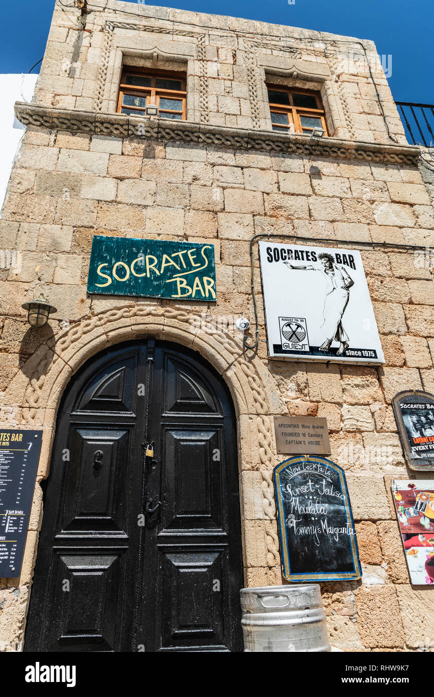 Rock and Roll Pub in the village of Lindos, Rhodes. Socrates Bar, also known as 'Sox' bar, is one of the oldest bars in Lindos. Founded in the 16th Ce Stock Photo