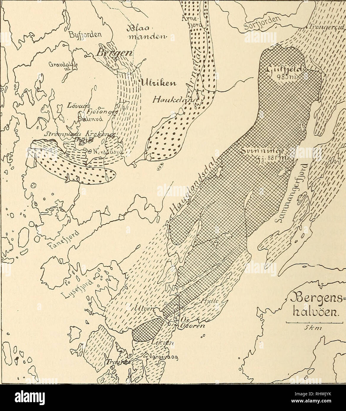 . Bergens Museums aarbog. Science. Hans Beusch. [No. 10 (kvartsit) og Kalfarhaugen. Strandfladen markerer antagelig her paa Bergenshalvøen et gammelt havniveau, hvortil dalene indimel- lem fjeldene er eroderet ned. Foruden rindende vand i før- og mellemglacial tid har ogsaa bræerne i istiderne havt en stor indfly-. Fig. 1. Hvidt: Granit og- gneis. Smaa linjer: Forskjellige skifere. Prikker: Labradorsten (efter Kolderup). Krydsende linjer: Saussuritgabbro. deise paa at forme landet, tilrunde fjeldet, udgrave sjøer og give dalene deres u-form og de saa hyppige bottenformede ender. Om de geologis Stock Photo