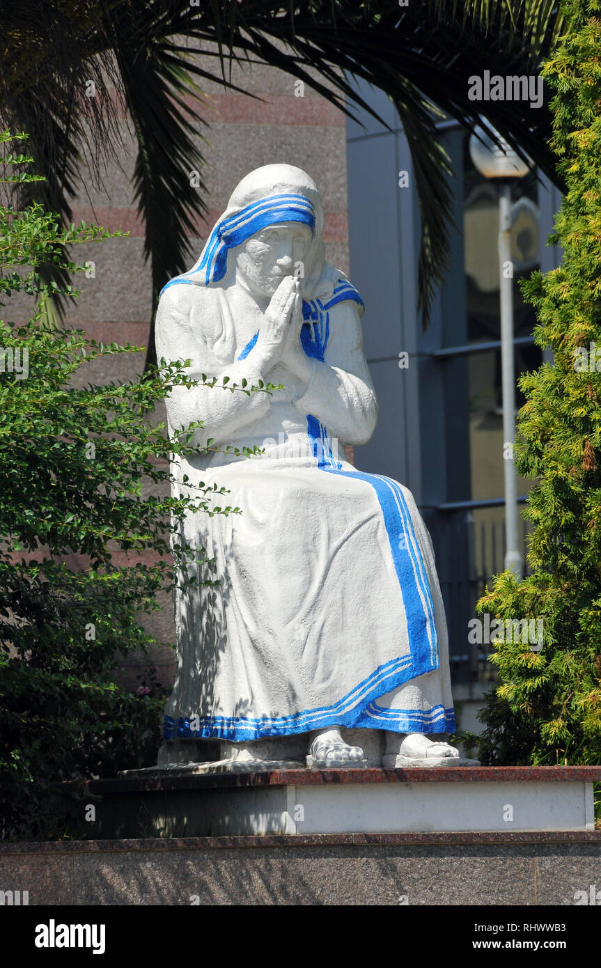Statue of Saint (Mother) Teresa outside St Paul's Ro…