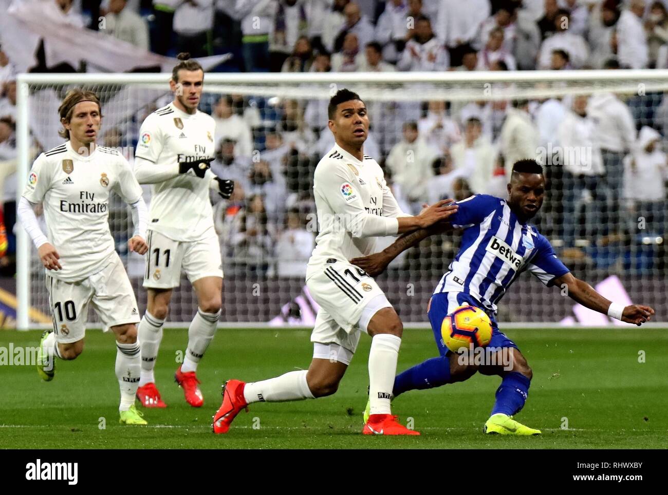 Madrid, Spain. 3rd Feb, 2019. Real Madrid's Casemiro (2nd R) competes with Alaves' Wakaso Mubarak (1st R) during a Spanish La Liga match between Real Madrid and Alaves in Madrid, Spain, on Feb. 3, 2019. Real Madrid won 3-0. Credit: Edward F. Peters/Xinhua/Alamy Live News Stock Photo