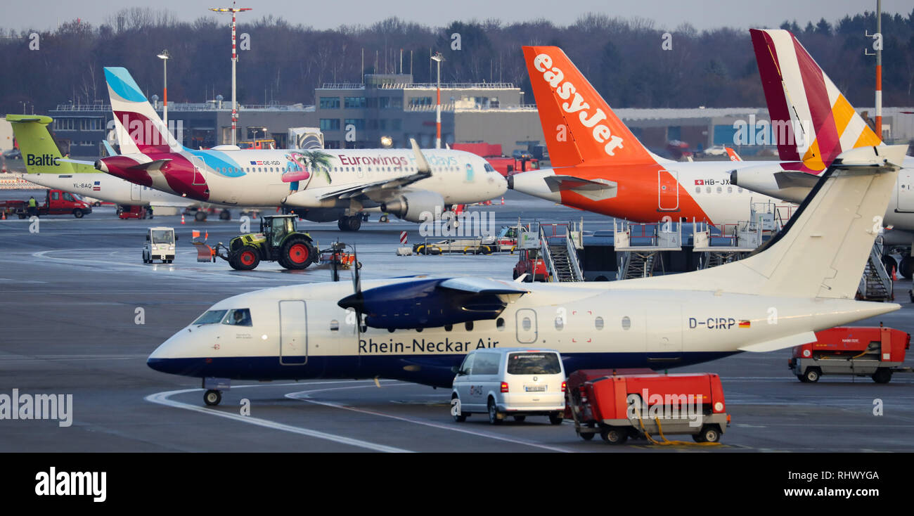 Hamburg, Germany. 04th Feb, 2019. Aircraft from various airlines are handled at Hamburg Airport and are on the move on the apron. The trade union Verdi has called for an all-day warning strike by ground handling services at Hamburg airport on Monday. Credit: Christian Charisius/dpa/Alamy Live News Stock Photo
