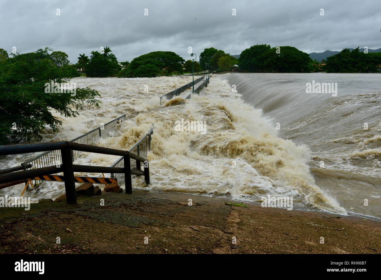 The raging flood waters inundating Aplins weir, Townsville, Queensland, Australia. 4th February, 2019. Flooding continued to worsen as the deluge continued and more water was released from the bulging Ross River dam to prevent the failure of the dam wall. 1000's of residents were evacuated overnight. Credit: P&F Photography/Alamy Live News Stock Photo