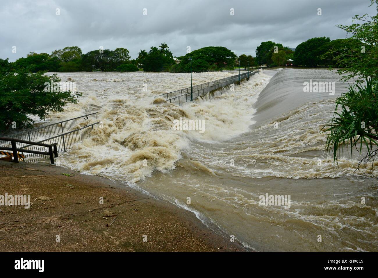 The raging flood waters inundating Aplins weir, Townsville, Queensland, Australia. 4th February, 2019. Flooding continued to worsen as the deluge continued and more water was released from the bulging Ross River dam to prevent the failure of the dam wall. 1000's of residents were evacuated overnight. Credit: P&F Photography/Alamy Live News Stock Photo