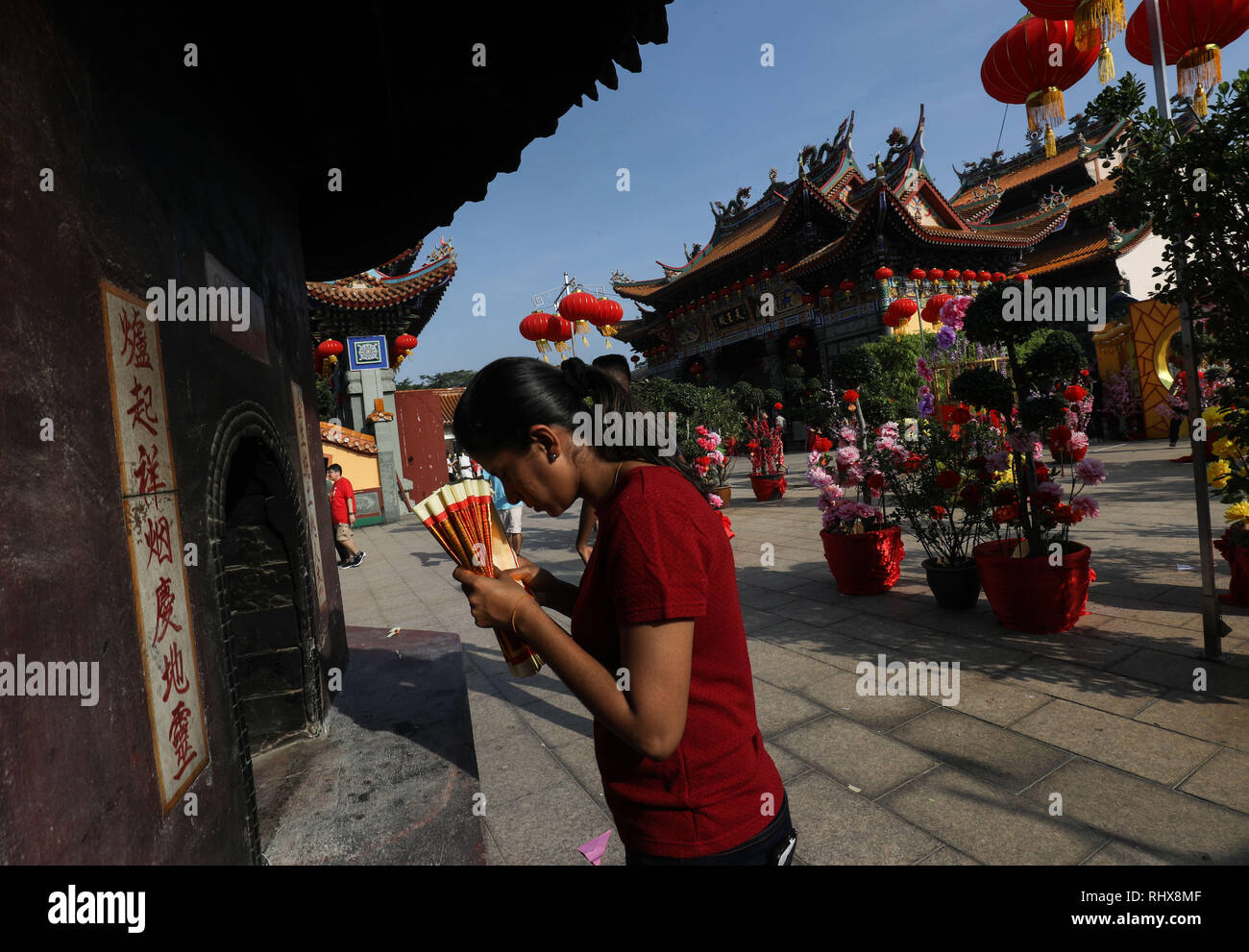 Klang, Selangor, Malaysia. 5th Feb, 2019. A women offer prayers before burn the incense paper in the temple during Chinese New Year. The Chinese Lunar New Year on February 5 will welcome the Year of the pig. Credit: Kepy/ZUMA Wire/Alamy Live News Stock Photo