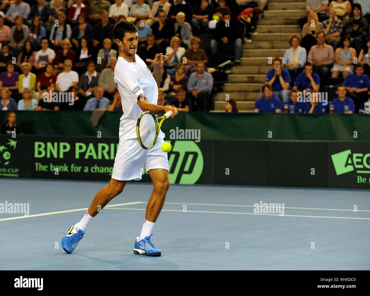 Davis Cup Tennis at Braehead Arena.  James Ward (GB) v Gilles Muller (LUX)  Photo: Lenny Warren / Warren Media  07860 830050 01355 229700 lenny@warren Stock Photo