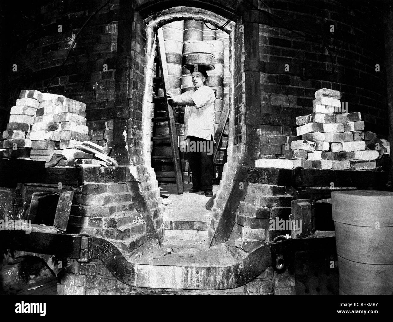 Pottery worker with a sagger, Potteries Stock Photo