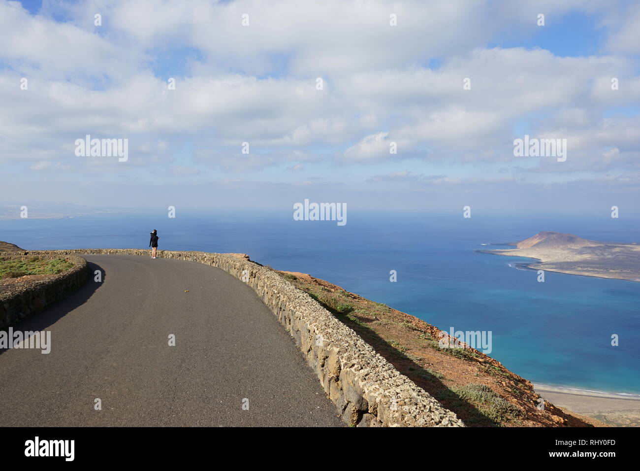 Straße im Norden von Lanzarote, Famara Massiv, Blick nach La Graciosa, Kanarische Inseln, Spanien Stock Photo