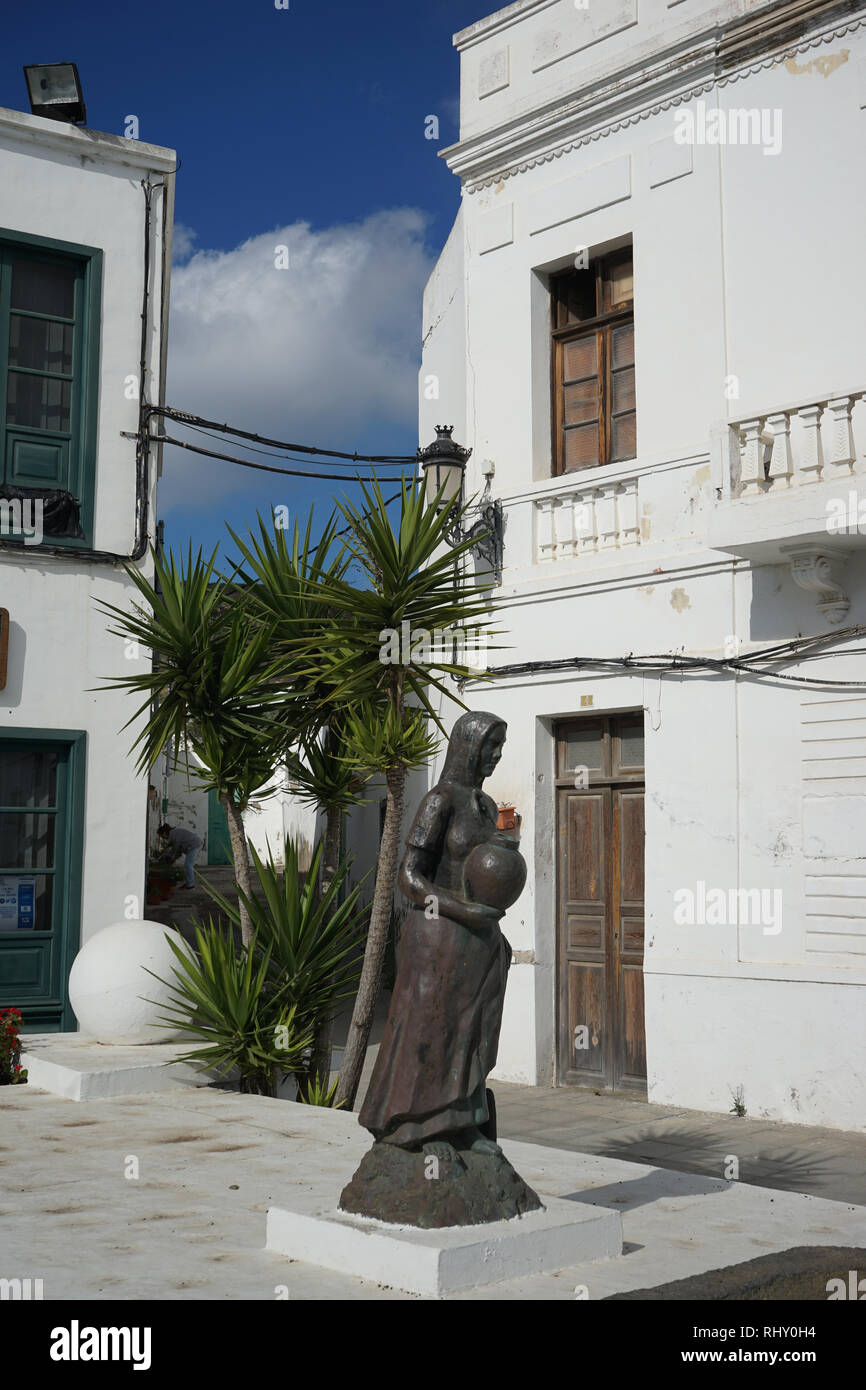 Statue einer Frau auf der Plaza De La Constitucion, Haria, Tal der 1000 Palmen, Lanzarote, Kanarische Inseln, Spanien Stock Photo