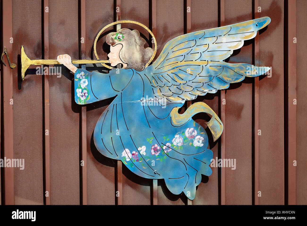 Angel blowing trumpet hires stock photography and images Alamy
