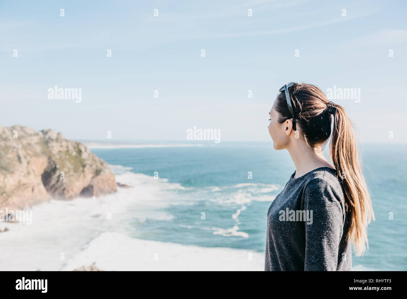 Girl at ocean hi-res stock photography and images - Alamy