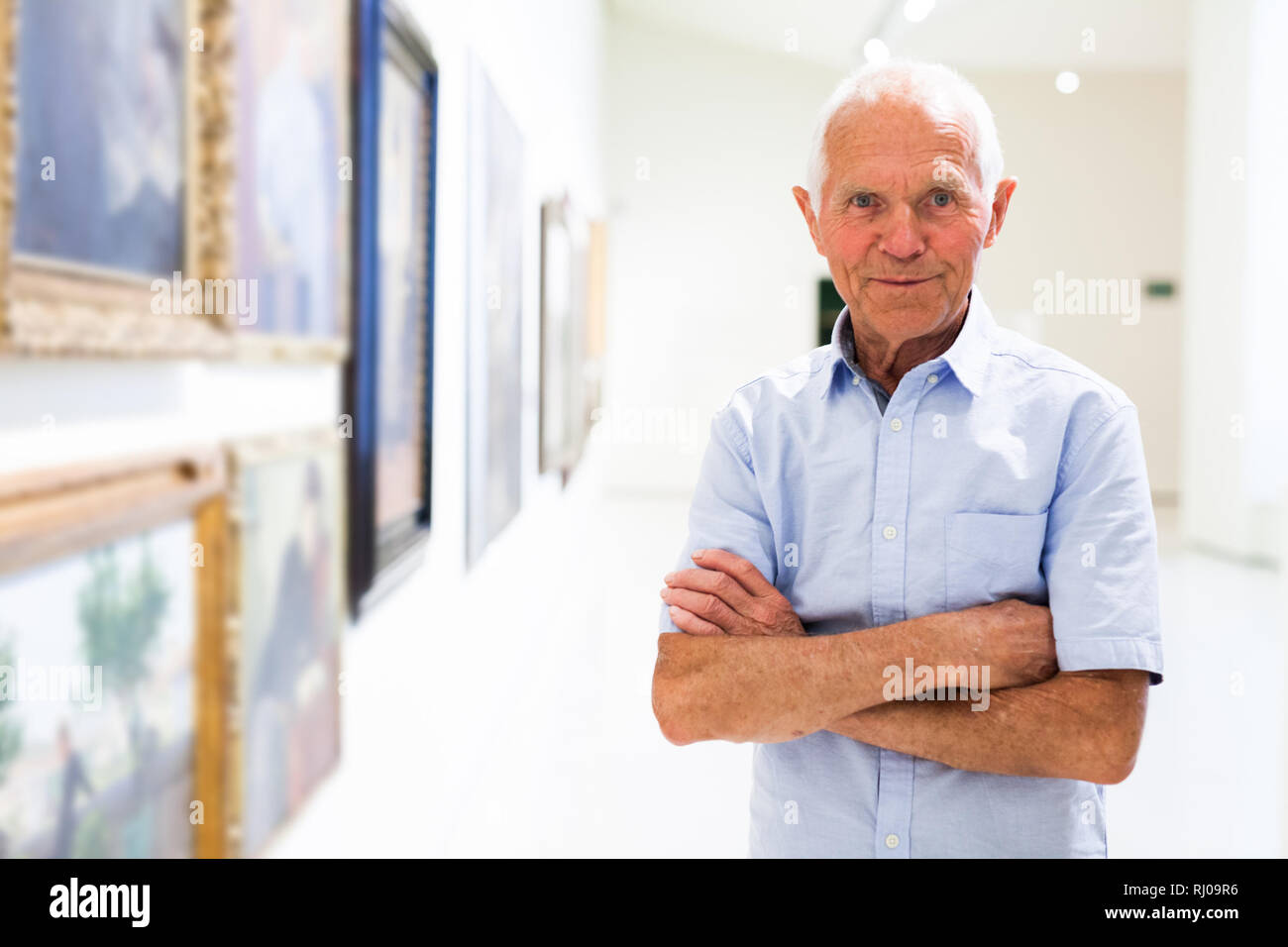Man looking at paintings hi-res stock photography and images - Alamy