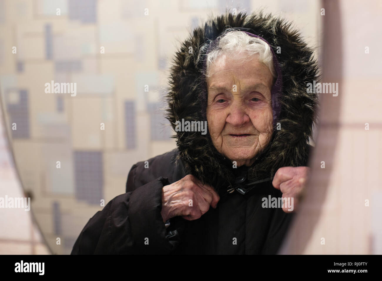 Бабушку выселяют из дома. Бабушка тиран. Мама выгнала бабушку из дома. Бабушку выгнали из квартиры. Квартира бабки надточихи.