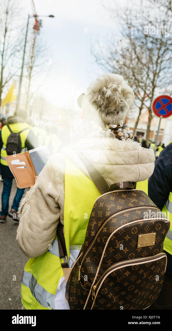Yellow vest protest france woman hi-res stock photography and images - Alamy