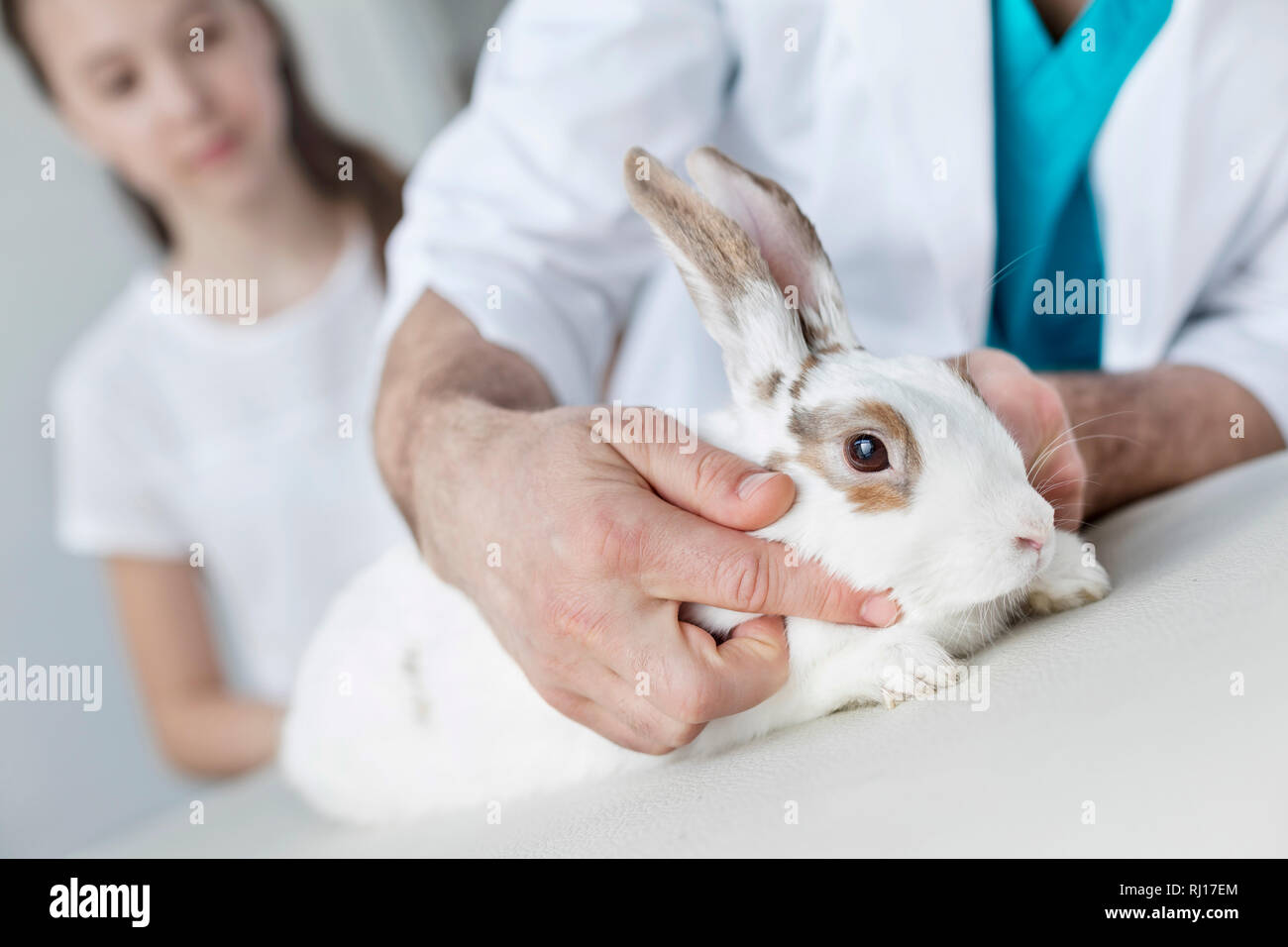 Doctor bed hand hi-res stock photography and images - Alamy