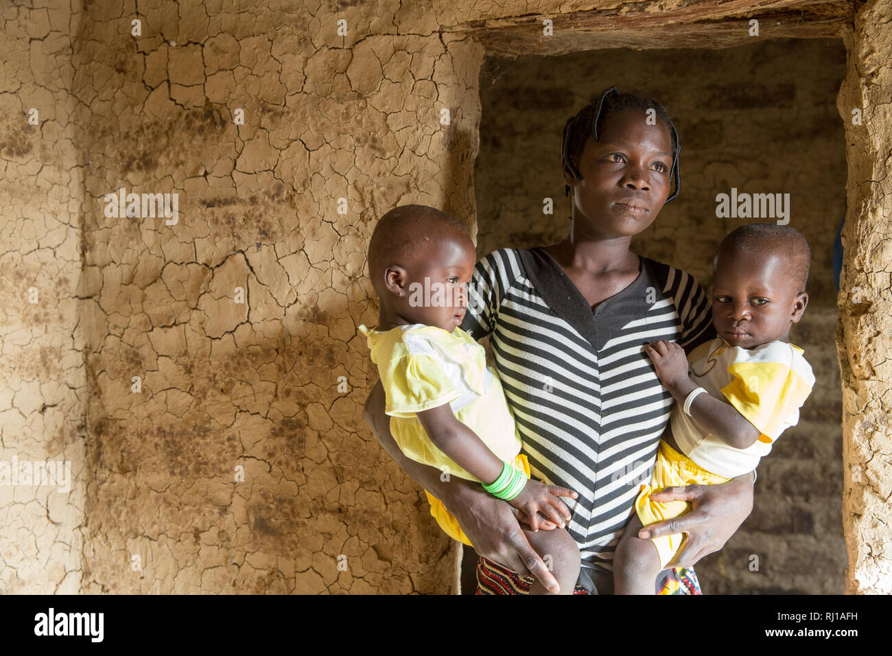 Samba village, Yako Province, Burkina Faso : Mamounata Kologo, 28, with her twins Abdmounourou  and Samiratou Zoundi, 20 month old. Stock Photo