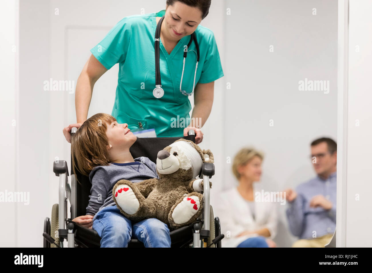 социальные работники с лежачими больными. приспособления для инвалидов. пожилые и инвалиды. нетрудоспособные инвалиды. уход за больным инвалидом ребенком.