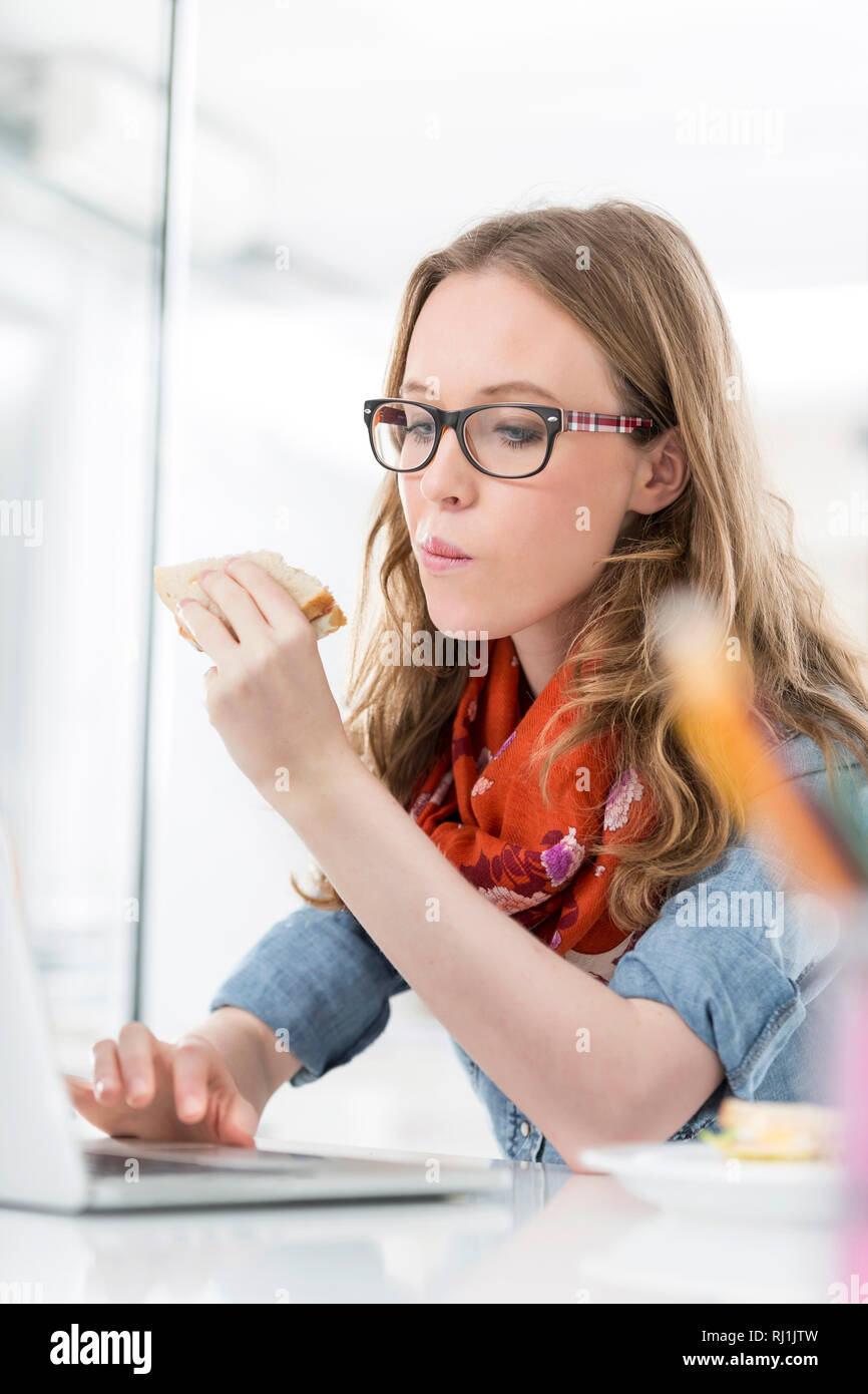 Eating at office desk hi-res stock photography and images - Alamy