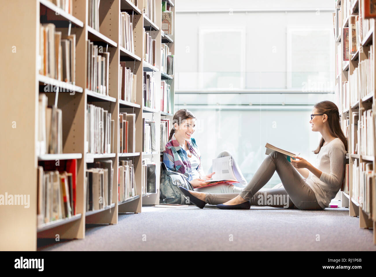 Student sitting reading book hi-res stock photography and images - Alamy