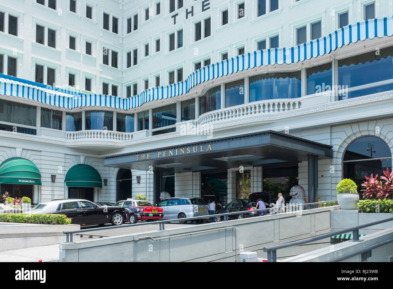 Entrance peninsula hotel hong kong hi-res stock photography and images