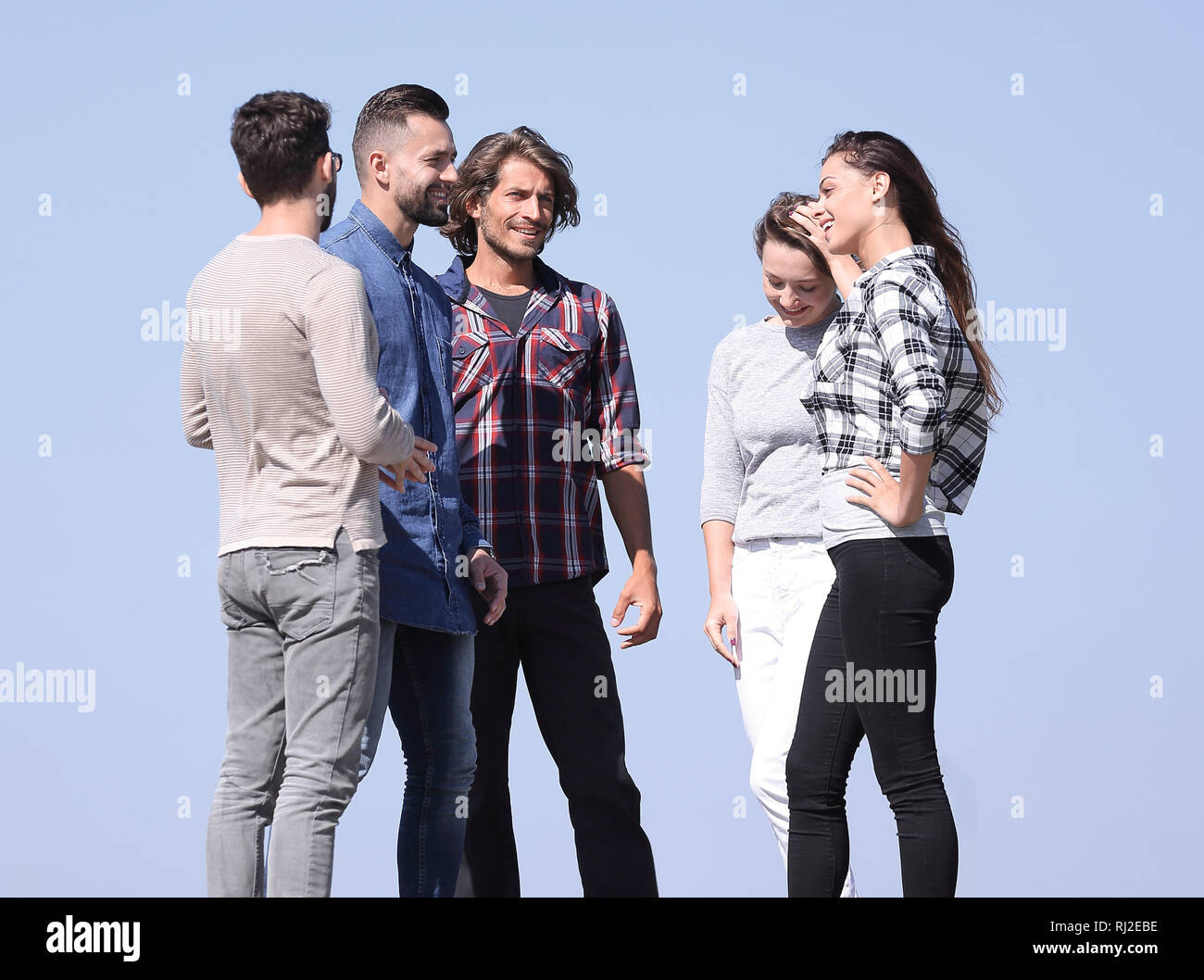 люди стоят спиной друг к другу. люди стоят общаются. люди стоят общаются. Big office window woman. While standing.