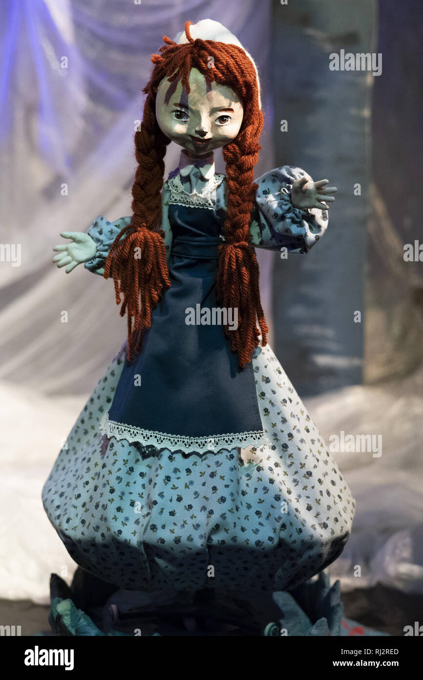 Exposition (Puppet Exposition), shows the process of