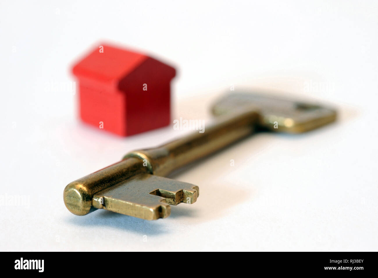 HOUSE KEY WITH MODEL HOUSE RE HOUSING MORTGAGES FINANCE BUYING EQUITY RELEASE SAVINGS ETC UK Stock Photo