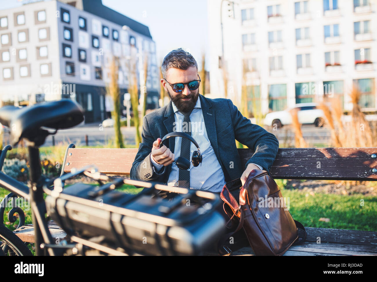Office worker with headphones hi-res stock photography and images - Alamy