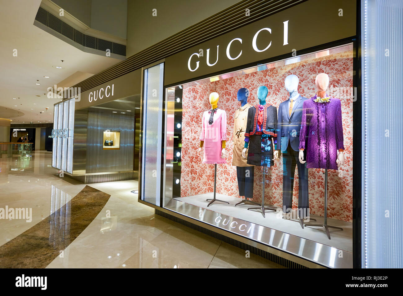 HONG KONG - JANUARY 27, 2016: shopwindow of Gucci store at Elements  Shopping Mall. Gucci is a luxury Italian fashion and leather goods brand,  part of Stock Photo - Alamy