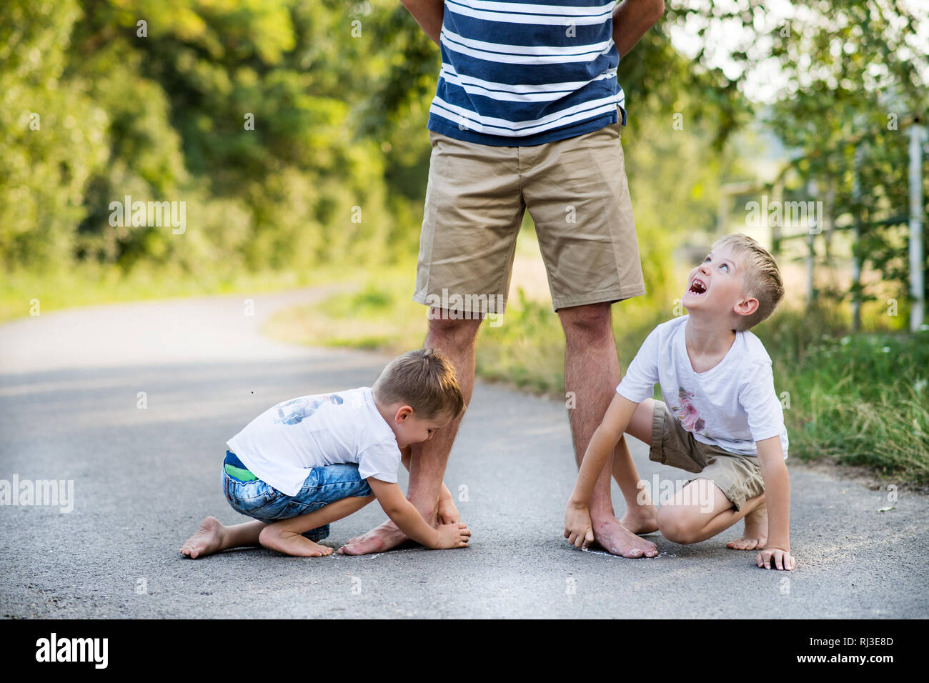 папы на стопе. ноги отца. видео папе ноги. видео папе ноги. ступня отца.
