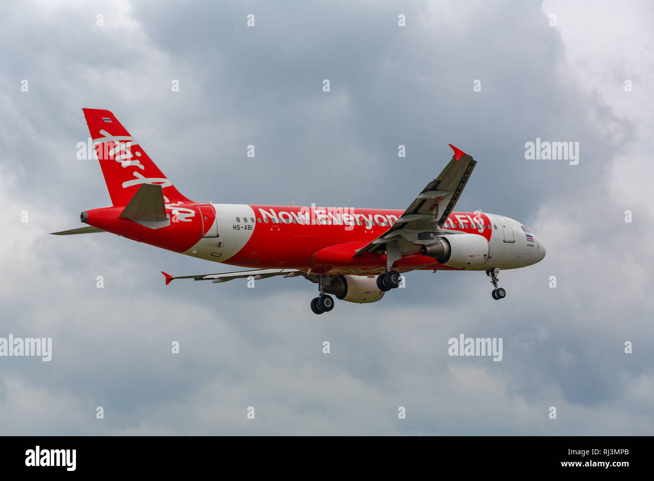 Jet plane flies overhead hi-res stock photography and images - Alamy