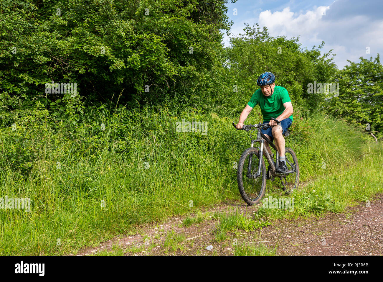 Senior, 70-80 Jahre, radfahren, Mountain-Bike, Feldweg Stock Photo