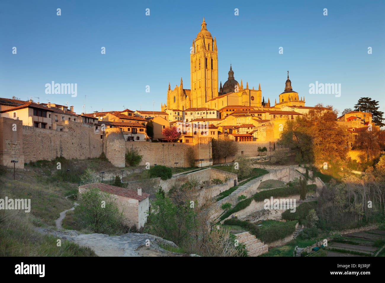 Kathedrale mit Altstadt und Stadtmauer, Segovia, Kastilien und Leon, Spanien Stock Photo