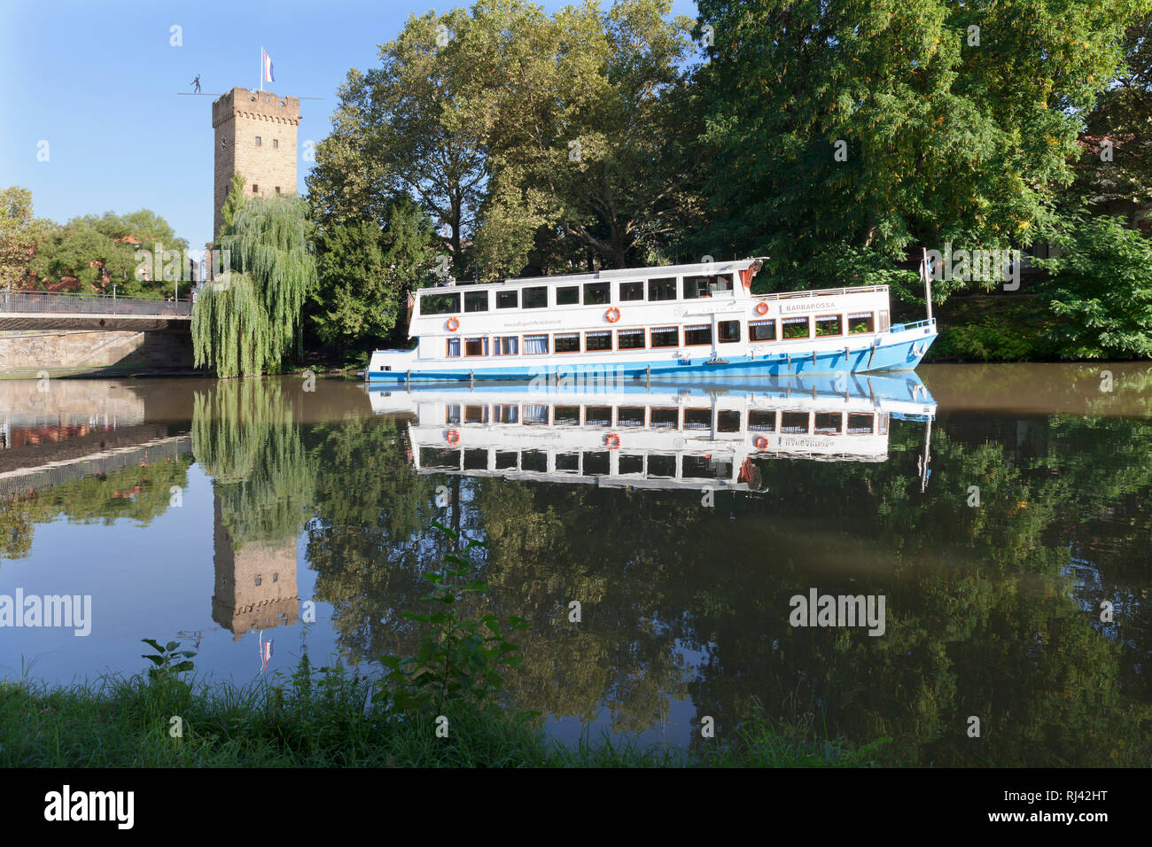Ausflugsschiff auf dem Neckar mit Götzenturm, Heilbronn, Baden-Württemberg, Deutschland Stock Photo