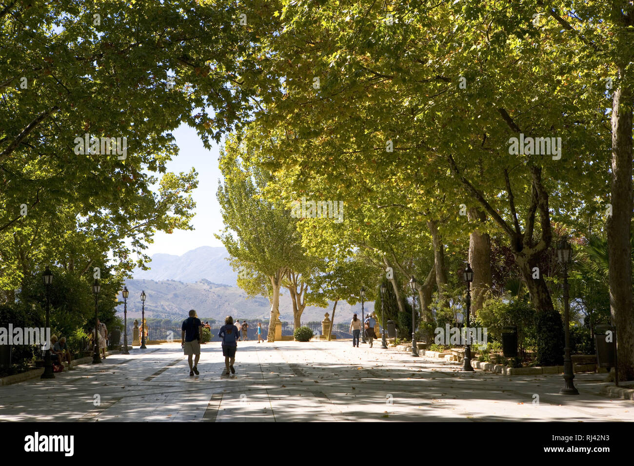 Spanien, Ronda, historisches St?dtchen, Garten 'Jardines de Cuenca', Besucher, Spaziergang, Blick auf die Berglandschaft Serrania de Ronda, Stock Photo