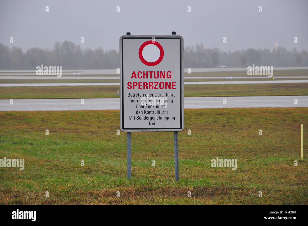 Zivilluftfahrt, Luftverkehr, Flughafen, Startbahnen, Warnhinweis, Stock Photo