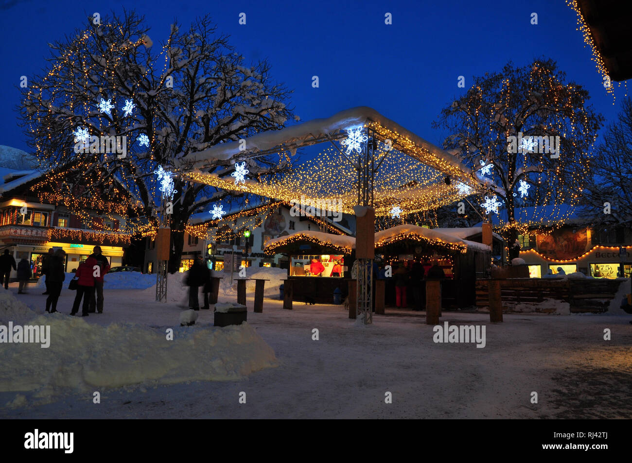 Deutschland, Bayern, Garmisch-Partenkirchen, Weihnachtsdekoration, Fuﬂg‰ngerzone, Stock Photo