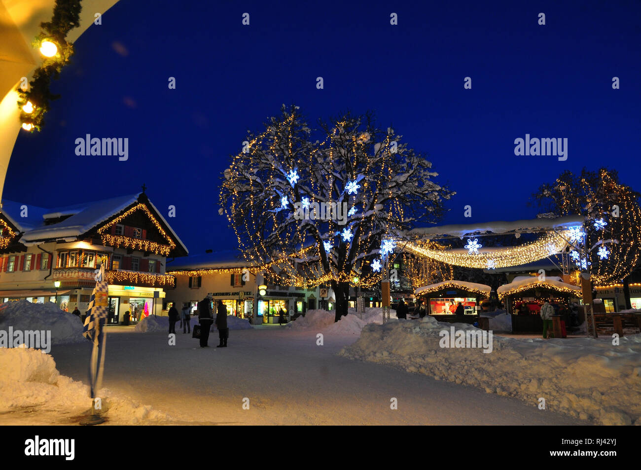 Deutschland, Bayern, Garmisch-Partenkirchen, Weihnachtsdekoration, Fuﬂg‰ngerzone, Stock Photo