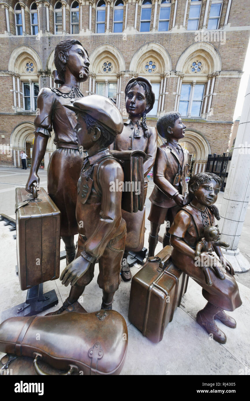 England, London, The City, Liverpool Street Station, Hope Square, Skulptur 'Kinder des Kindertransports' von Frank Meisler, Stock Photo