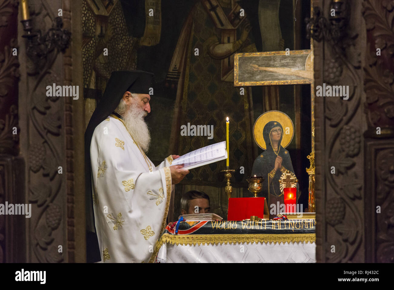 Priester und M?nche halten einen orthodoxen Gottesdienst in der Osternacht von Mitternacht bis 4 Uhr am Morgen im Kloster Cozia in Rum?nien, Stock Photo