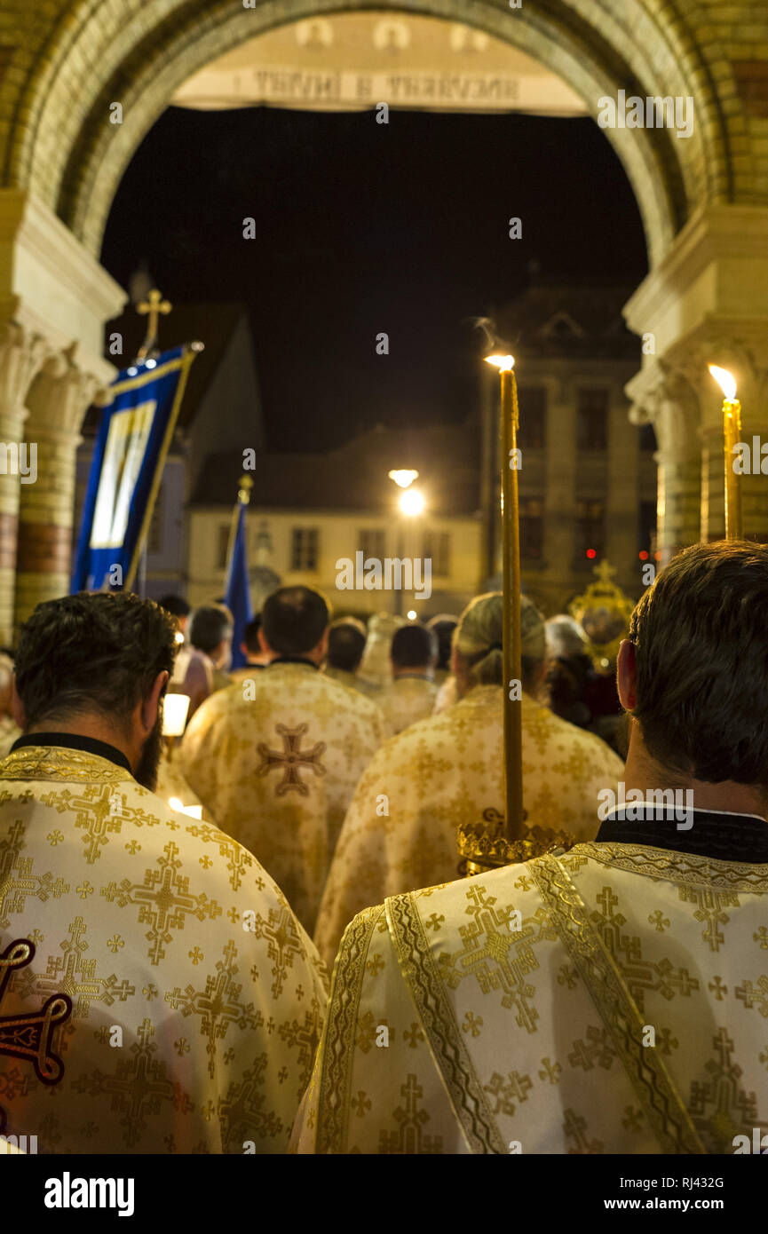 Ostergottesdienst in der orthodoxen Kathedrale in Sibiu - Hermannstadt mit dem Metropoliten und Priestern des orthodoxen Priesterseminars, Stock Photo